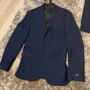 Kostym - Säljer min kostym pga för liten. Använd 1 gång. Stl 48 på kavajen och stl 50 på byxorna. Kan köpas i delar om det önskas. Priset kan även diskuteras vid snabb affär. Finns att hämta i gävle 