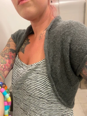 Super söt stickad bolero!  - Super söt stickad bolero! Stl S! Gina Tricot!  Passar till en sommarkväll! 🤍