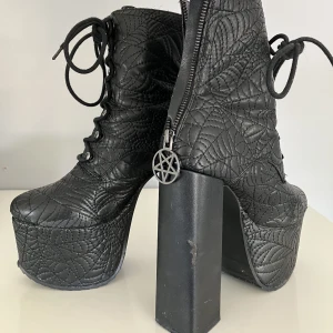 Killstar klackar - Dessa går desvärre inte att köpa från hemsidan längre. Köpte dessa 2019 där av lite skador med syns knappt när man bär dom. 