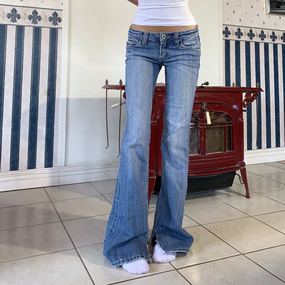 Låga vintage jeans i bootcut 💗 midja 81 & Innerben 85cm💗 Obs förra ägaren har klippt en slits nertill & jeansen är slitna där💗. Jeans & Byxor.