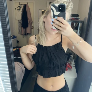 Svart topp - Oanvänd! Öppen i ryggen