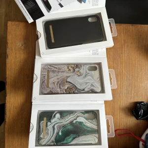 Ideal skal - Säljer 3 stycken ska plus ett skärmskydd till iPhone X. Skalen är knappt använda så det är i ett fint och bra skick!