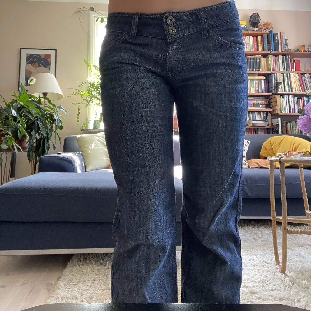 Lågmidjade jeans från S Oliver med dragkedja på fickorna där bak🩷 midjemått: 82 cm och innerbenslängd: 80cm🙌🏻 använd gärna köp nu🪩. Jeans & Byxor.