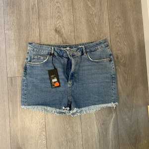 Jeans shorts - Aldrig andvända prislapp kvar 