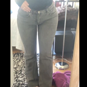 Gråa bootcut jeans - Bootcut Jeans från gina som jag ej använder längre, storlek 40 💕kan diskutera pris ❤️❤️