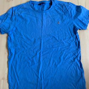 Blå Gant T-shirt i storlek 158/164, sällan använd så den är i bra skick