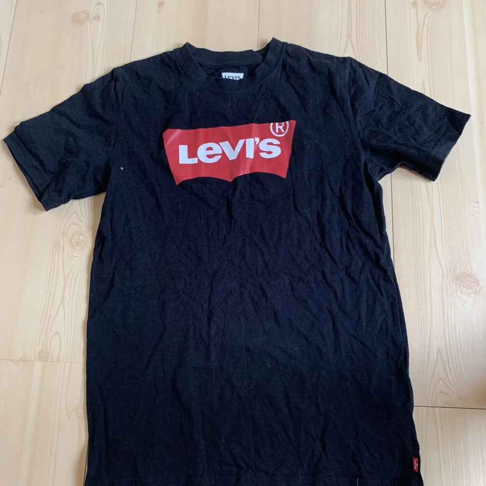Svart Levi’s T-shirt i storlek 176. T-shirts.