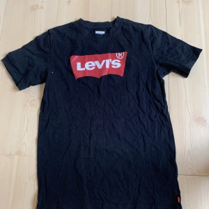 Svart Levi’s T-shirt - Svart Levi’s T-shirt i storlek 176