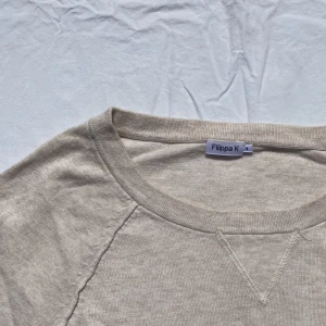 Tunn stickad tröja - Superskönt och snygg tröja som passar till allt. Lätt passform med 3/4 armar i ett skönt material🌺 Pris går att diskutera vid snabb affär 💗