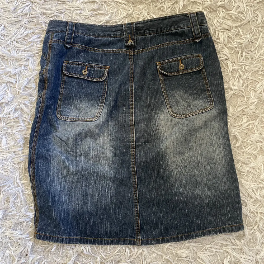 En lång jeans kjol jag köpte ett tag sen men använder nästan aldrig                   Står ej för frakt betalning❤️                                                     Längd: 60cm Midja: 45cm              kontakta privat för mer info❤️. Kjolar.