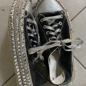 Skor - As balla egengjorda skor! Välanvända men går fortfarande att ha. Det står ingen storlek men passar mig som har 37