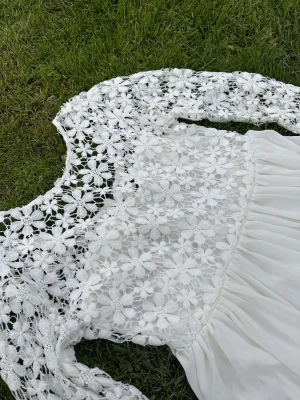 Vit kläning - Jätte fin kläning som man kan ha under skolavslutningen.