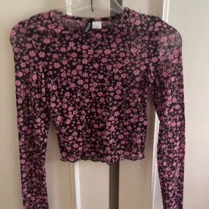 Topp - En söt blommig top. Man kan se lite igenom! Aldrig använd och fel fri🌼