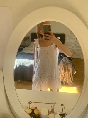 Vit klänning - Hej säljer denna vita klänningen som aldrig är använd!💓🌸