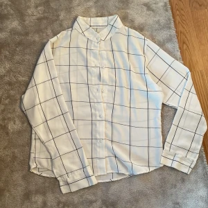 Enkel och skön skjorta XS - Rutig vit skjorta i XS, fint skick. Kan vara både casual och dressad 💖