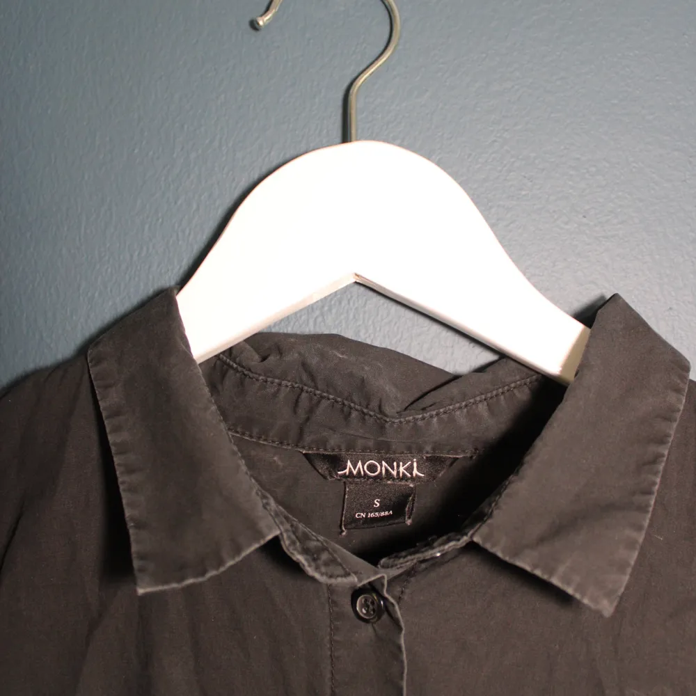 Säljer denna ”skjortklänning” från Monki då den inte kommer till användning längre🌸. Klänningar.
