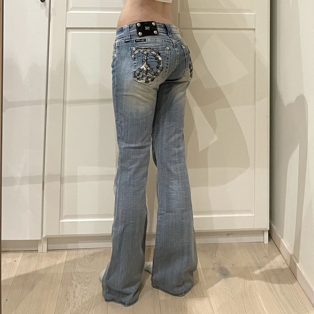 Supersnygga jeans från Miss Me me låg midja och bootcut💓midja 82 cm o innerben ca 84 cm. Jeans & Byxor.