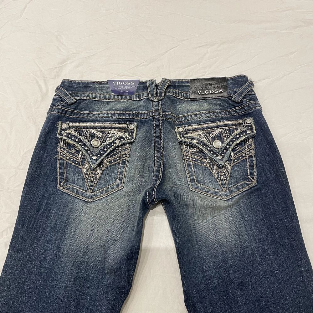 Snygga jeans med låg midja och bootcut💓nyskick med lapparna kvar! midja ca 85 cm o innerben ca 85 cm. Jeans & Byxor.
