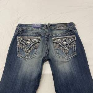 Snygga jeans med låg midja och bootcut💓nyskick med lapparna kvar! midja ca 85 cm o innerben ca 85 cm