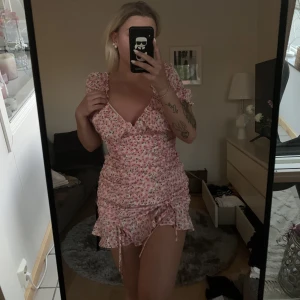 Blommig klänning - Rosa-blommig klänning från Shein i storlek L, endast använd 1 gång💞säljer pga att jag inte tycker den sitter så bra på mig. Köpte den för ca 300kr