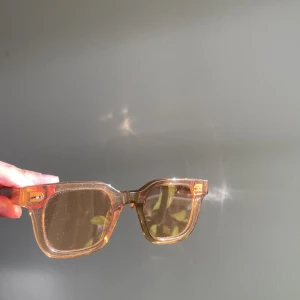 Chimi solglasögon - En äldre model av chimi 04 i färgen Peach. Det är samma modell som på andra bilden men färgen är inte samma. Färgen är lite mer rosa/orange. Använda nån gång bara. Nypris i butik var 1100kr, säljer för 600kr. Priset kan diskuteras😌