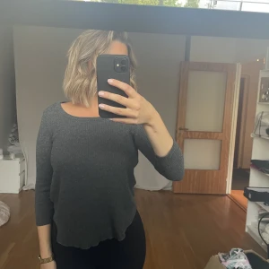 Tröja - Grå tröja från Ginatricot.