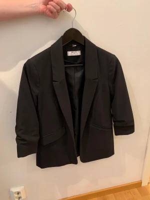 Petite  - Säljer denna kavaj från Dorothy Perkins ord pris ca 500 kr💞