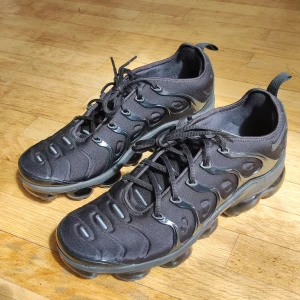 Air Vapormax Plus  - I storlek 45 (29cm), använda max 2 ggr, 9.5/10 skick. Säljes då jag inte använder dem. Pris kan diskuteras vid snabb affär