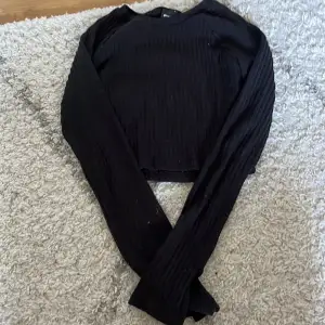 En fin basic svart tröja med sluta i ärmarna från Gina. Andvänd några gånger, skriv om frågor☺️