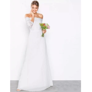 Off Shoulder Lace Gown - Helt oanvänd (etikett står kvar) 