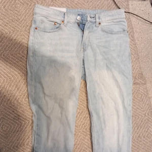 Ljusblåa jeans - Säljer för dem är för små