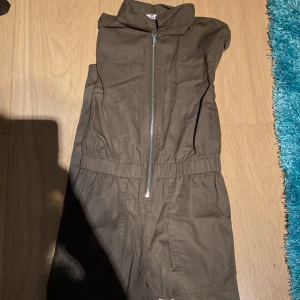 Byxdress  - Säljer denna pga att den inte kommer till användning 