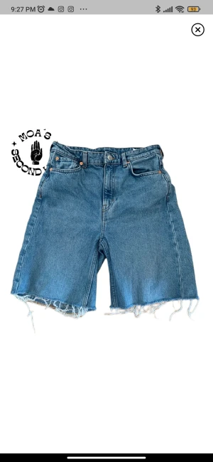 Härliga denim shorts!  - Midjan är 36cm tvärsöver. Innerbenet är 19cm. Köpte den här på plick men den visade sig vara för stor för mig 😊. Oanvänd sen jag köpte den. Köparen står för frakt :). Skiv gärna till mig om frågor :)