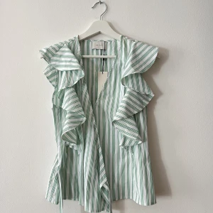 Neo noir top - Helt ny, storlek 36 men passar 34. Nypris; 699kr