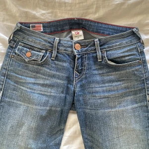 True religion jeans - Säljer dessa supersnygga lågmidjade trueys i storlek 25. Midjemått:72cm pris kan diskuteras, blir budgivning vid flera intresserade!