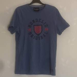 Säljer en mörkblå/marinblå Bondelid t-shirt som aldrig använts. Mycket bra skick och väldigt snygg t-shirt. Storlek S💛