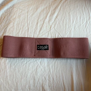 Träningsband  - Casall mini light 💡 Färgen är mer rosa i verkligheten 💞Använt några gånger 💞Pris kan diskuteras vid snabbt köp ❗️