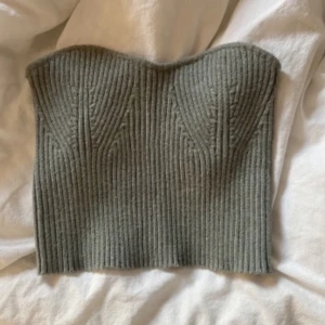 Bandeau topp zara - Säljer min fina och somriga stickade bandeau topp från zara. Storlek M men passar mig som är S! Köp direkt 100 kr 