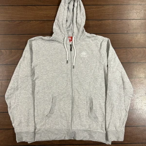 Kappa Zip hoodie - Snygg vintage kappa zip Hoodie i storlek L! Bara att skriva om du undrar över något🙏