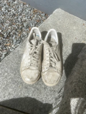 Stan Smith  - Säljer dessa stans Smiths då dom blivit för små. Välanvända, därav priset.