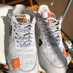Nike Air force one low JUST DO IT - NIKE AIR FORCE 1 LOW '07 PREMIUM JUST DO IT WHITE TRAINERS EU 44 / US 10. COND 7/10. WITH 2 STICKERS. 1000kr ELLER HÖGSTBJUDANDE. 