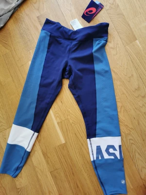 Helt nya asics strl M  - Helt nya