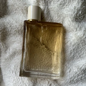 Burberry her parfym  - Säljer denna burberry her London dream parfymen! Den är i 100ml och helt oanvänd🤩Köpte den för 1200kr men lukten passade bara inte mig helt enkelt! Har redan lagt ut en annons med denna innan men nu lägger jag ut den igen fast med lägre pris!💕