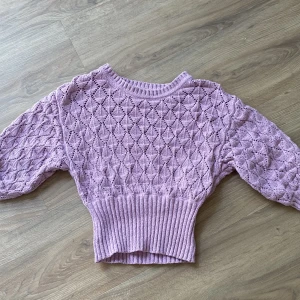 Tröja - Lila tröja från Bikbok i storlek xs som krympt i tvätten- skulle säga att den är i xxs nu. Se bild 3 där den sitter på mig. Bara använd 2 gånger då den blev för liten efter tvätten. Kom privat för annat prisförslag 