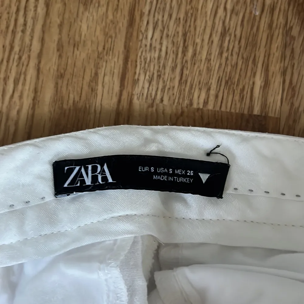 Vita linnebyxor kostymbyxmodell från zara i väldigt bra skick. Använda 3-4 gånger. Uppsydda men går lätta att sprätta upp om man vill. Jeans & Byxor.