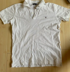 Vit Gant piké  - Vit Gant piké som är använd mycket sällan och i väldigt fint skick, storlek 164