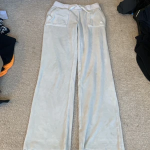 Juicy mjukisar  - Jättefina vita mjukisbyxor från Juicy couture med retro fickorna. 