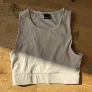 Tränings topp - Beige träningstopp från gina tricot. Aldrig använd. Perfekt skick helt utan defekter! 
