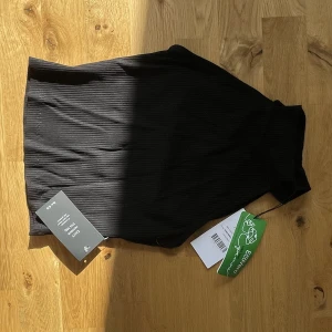 Crew neck linne - Svart crew neck linne från na-kd. Aldrig änvänd, prislapp kvar, perfekt skick. Jätte fin till ett par jeans eller kostymbyxor! 