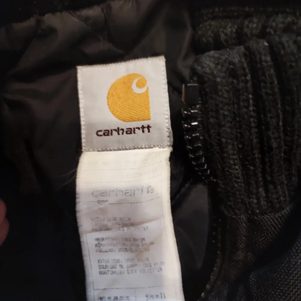 En svart carhartt jacka i storlek S. Köpt secondhand men inga skador eller så. Skriv om du har några frågor eller funderingar<3 köparen står för frakt🫶🏻. Jackor.